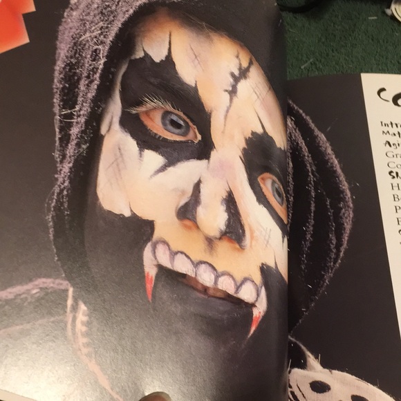 Kingfisher “FX Faces” oversized paperback book - Picture 2 of 4